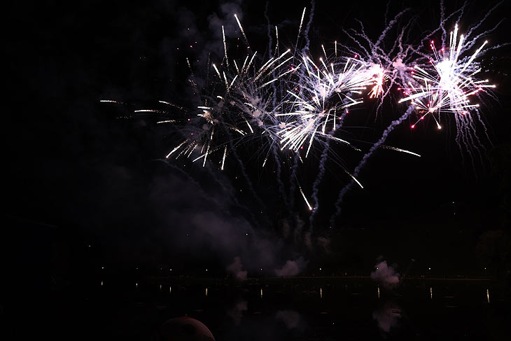 Feuerwerk zum Abschluss über  der Euro Fan Zone im Olympiapark (©Foto:Martin Schmitz)